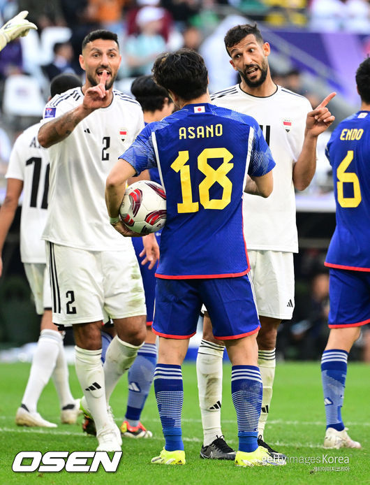 아시아 최강을 자부하던 일본이 제대로 쓰러졌다.국제축구연맹(FIFA) 랭킹 17위 일본 축구대표팀은 19일 오후 8시 30분(한국시간) 카타르 알라이얀 에듀케이션 시티 스타디움에서 열린 2023 아시아축구연맹(AFC) 아시안컵 D조 2차전에서 FIFA 랭킹 63위 이라크에 1-2로 패했다.이로써 일본은 1승 1패, 승점 3점으로 조 2위에 자리했다. 이라크가 2승, 승점 6점으로 1위를 차지했다. 일본은 마지막 3차전에서 신태용 감독이 이끄는 인도네시아를 반드시 꺾어야 하게 됐다.후반 일본 아사노가 이라크 술라카의 태클에 걸려 넘어져 페널티킥을 얻어냈다. 비디오 판독이 진행되는 동안 이라크 선수들이 아사노에게 파울이 아님을 손짓하고 있다. 비디오 판독 결과 페널티킥 번복. 2024.01.19 / jpnews.osen.co.kr