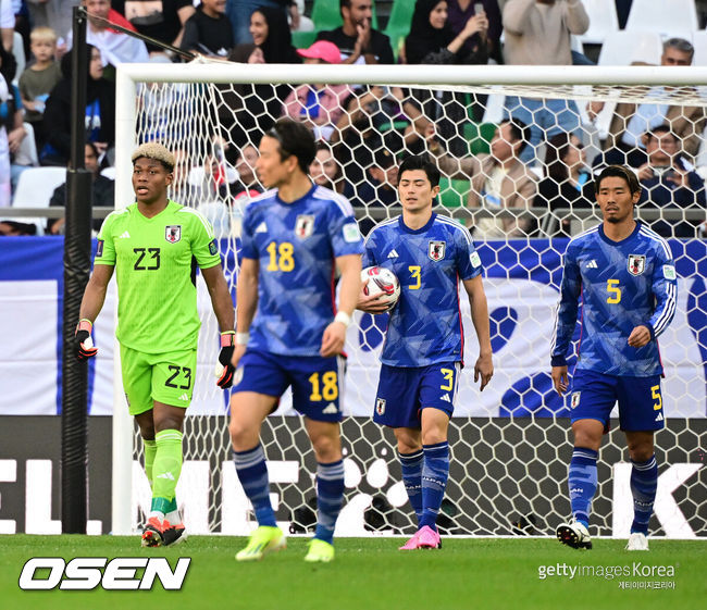 아시아 최강을 자부하던 일본이 제대로 쓰러졌다.국제축구연맹(FIFA) 랭킹 17위 일본 축구대표팀은 19일 오후 8시 30분(한국시간) 카타르 알라이얀 에듀케이션 시티 스타디움에서 열린 2023 아시아축구연맹(AFC) 아시안컵 D조 2차전에서 FIFA 랭킹 63위 이라크에 1-2로 패했다.이로써 일본은 1승 1패, 승점 3점으로 조 2위에 자리했다. 이라크가 2승, 승점 6점으로 1위를 차지했다. 일본은 마지막 3차전에서 신태용 감독이 이끄는 인도네시아를 반드시 꺾어야 하게 됐다.전반 일본 스즈키를 비롯한 선수들이 이라크 후세인의 선제골에 아쉬워하고 있다. 2024.01.19 / jpnews.osen.co.kr