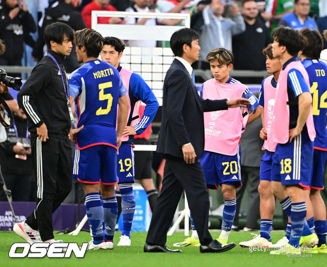 아시아 최강을 자부하던 일본이 제대로 쓰러졌다.국제축구연맹(FIFA) 랭킹 17위 일본 축구대표팀은 19일 오후 8시 30분(한국시간) 카타르 알라이얀 에듀케이션 시티 스타디움에서 열린 2023 아시아축구연맹(AFC) 아시안컵 D조 2차전에서 FIFA 랭킹 63위 이라크에 1-2로 패했다.이로써 일본은 1승 1패, 승점 3점으로 조 2위에 자리했다. 이라크가 2승, 승점 6점으로 1위를 차지했다. 일본은 마지막 3차전에서 신태용 감독이 이끄는 인도네시아를 반드시 꺾어야 하게 됐다.일본 모리야스 하지메 감독이 선수들을 격려하고 있다. 2024.01.19 / jpnews.osen.co.kr