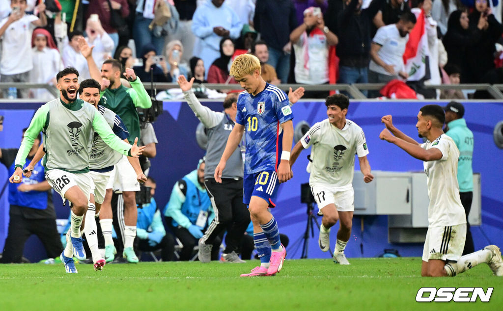 아시아 최강을 자부하던 일본이 제대로 쓰러졌다.국제축구연맹(FIFA) 랭킹 17위 일본 축구대표팀은 19일 오후 8시 30분(한국시간) 카타르 알라이얀 에듀케이션 시티 스타디움에서 열린 2023 아시아축구연맹(AFC) 아시안컵 D조 2차전에서 FIFA 랭킹 63위 이라크에 1-2로 패했다.이로써 일본은 1승 1패, 승점 3점으로 조 2위에 자리했다. 이라크가 2승, 승점 6점으로 1위를 차지했다. 일본은 마지막 3차전에서 신태용 감독이 이끄는 인도네시아를 반드시 꺾어야 하게 됐다.경기를 마치고 이라크 선수들이 승리를 기뻐하고 있다. 2024.01.19 / jpnews.osen.co.kr