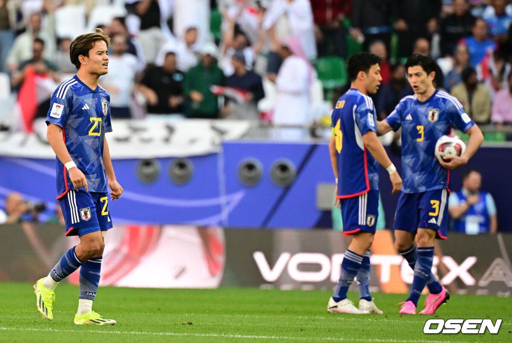 아시아 최강을 자부하던 일본이 제대로 쓰러졌다.국제축구연맹(FIFA) 랭킹 17위 일본 축구대표팀은 19일 오후 8시 30분(한국시간) 카타르 알라이얀 에듀케이션 시티 스타디움에서 열린 2023 아시아축구연맹(AFC) 아시안컵 D조 2차전에서 FIFA 랭킹 63위 이라크에 1-2로 패했다.이로써 일본은 1승 1패, 승점 3점으로 조 2위에 자리했다. 이라크가 2승, 승점 6점으로 1위를 차지했다. 일본은 마지막 3차전에서 신태용 감독이 이끄는 인도네시아를 반드시 꺾어야 하게 됐다.전반 일본 구보가 이라크 후세인의 선제골에 아쉬워하고 있다. 2024.01.19 / jpnews.osen.co.kr