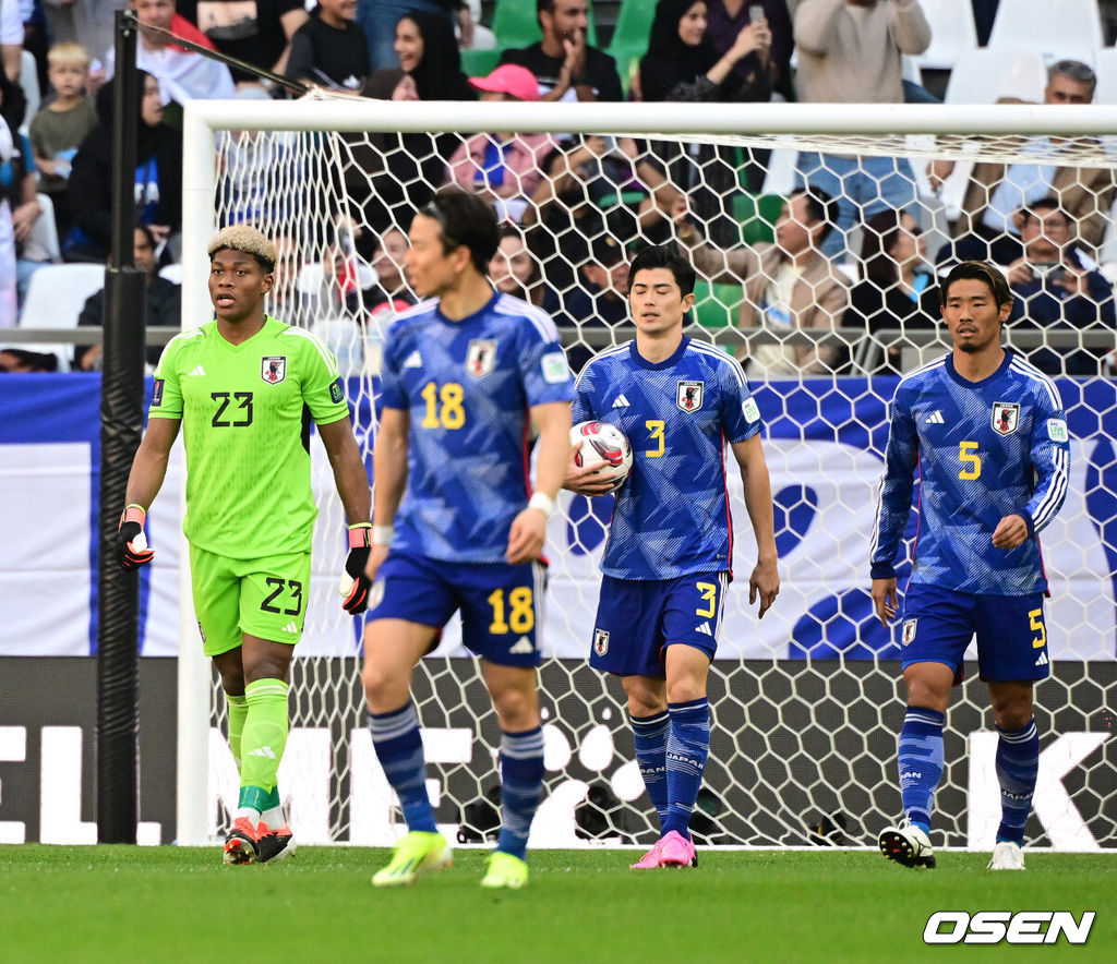 아시아 최강을 자부하던 일본이 제대로 쓰러졌다.국제축구연맹(FIFA) 랭킹 17위 일본 축구대표팀은 19일 오후 8시 30분(한국시간) 카타르 알라이얀 에듀케이션 시티 스타디움에서 열린 2023 아시아축구연맹(AFC) 아시안컵 D조 2차전에서 FIFA 랭킹 63위 이라크에 1-2로 패했다.이로써 일본은 1승 1패, 승점 3점으로 조 2위에 자리했다. 이라크가 2승, 승점 6점으로 1위를 차지했다. 일본은 마지막 3차전에서 신태용 감독이 이끄는 인도네시아를 반드시 꺾어야 하게 됐다.전반 일본 스즈키를 비롯한 선수들이 이라크 후세인의 선제골에 아쉬워하고 있다. 2024.01.19 / jpnews.osen.co.kr