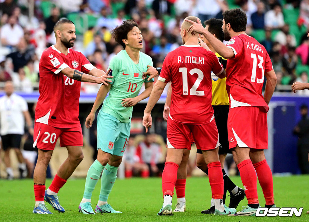 17일(현지시간) 카타르 도하 알투마마 스타디움에서 2023 아시아축구연맹(AFC) 아시안컵 A조 조별리그 2차전 레바논과 중국의 경기가 열렸다.후반 양팀 선수들이 신경전을 펼치고 있다. 2024.01.17 / jpnews.osen.co.kr