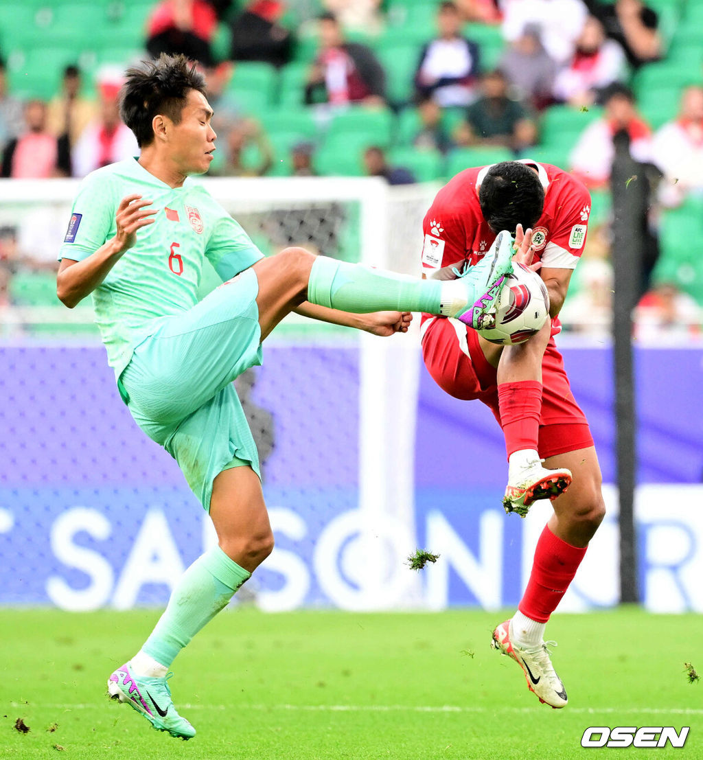 17일(현지시간) 카타르 도하 알투마마 스타디움에서 2023 아시아축구연맹(AFC) 아시안컵 A조 조별리그 2차전 레바논과 중국의 경기가 열렸다.전반 중국 쉬신이 반칙을 범하고 있다. 2024.01.17 / jpnews.osen.co.kr