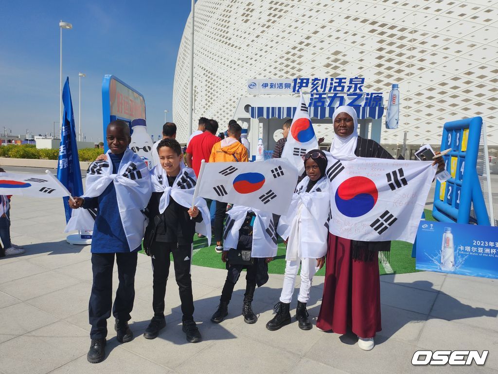 각자 태극기를 들고 있는 로피아 씨 가족.