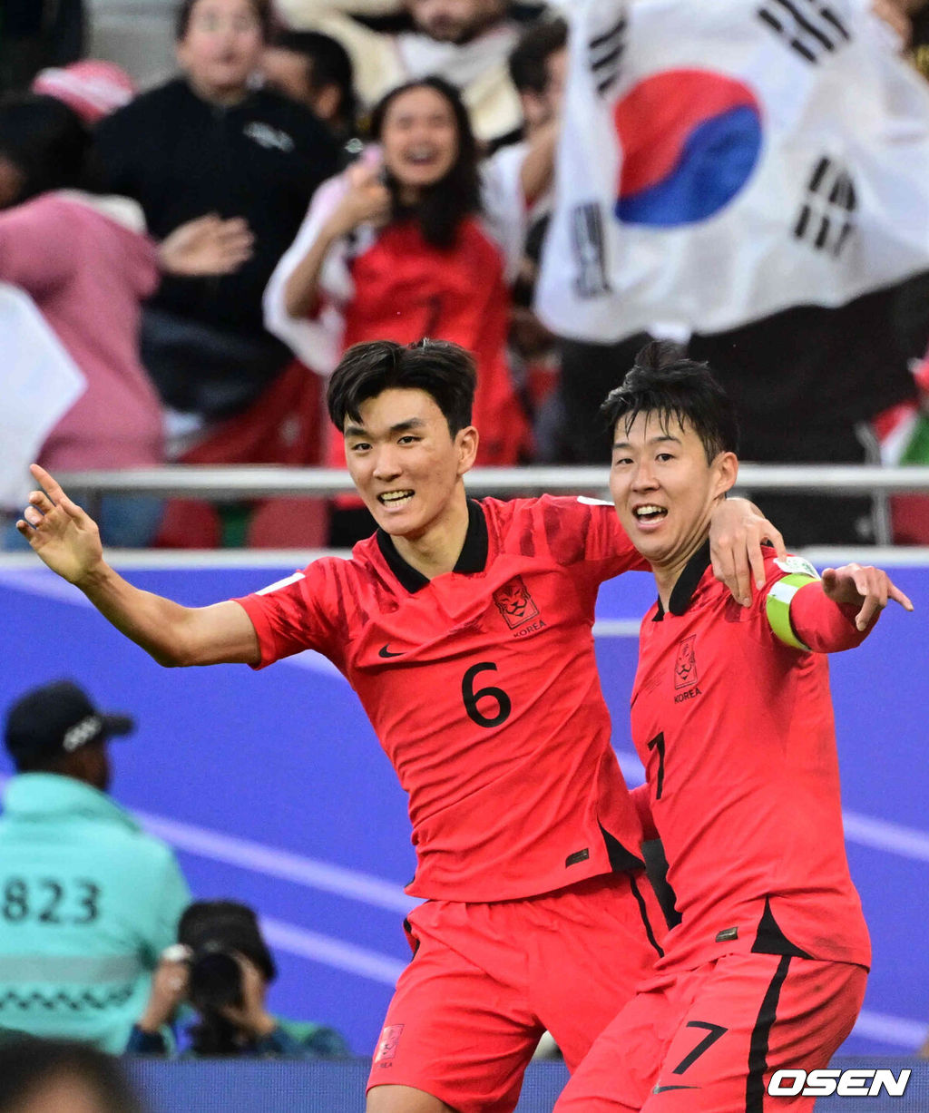 위르겐 클린스만 감독이 이끄는 대한민국 축구대표팀과 요르단의 2023 아시아축구연맹(AFC) 카타르 아시안컵 E조 2차전이 20일 오후(현지시간) 카타르 도하 알투마마 스타디움에서 열렸다.후반 대한민국 황인범, 손흥민이 요르단 자책 동점골에 기뻐하고 있다. 2024.01.20 /jpnews@osen.co.kr