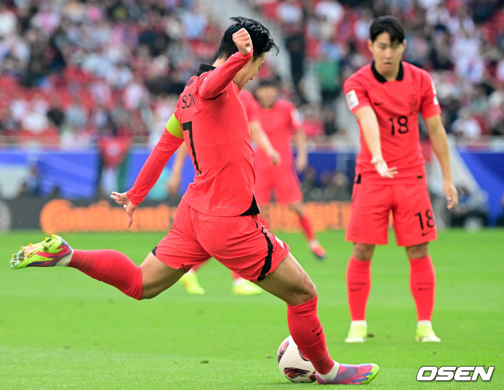 위르겐 클린스만 감독이 이끄는 대한민국 축구대표팀과 요르단의 2023 아시아축구연맹(AFC) 카타르 아시안컵 E조 2차전이 20일 오후(현지시간) 카타르 도하 알투마마 스타디움에서 열렸다.전반 대한민국 손흥민이 페널티킥 선제골을 넣고 있다. 2024.01.20 /jpnews@osen.co.kr