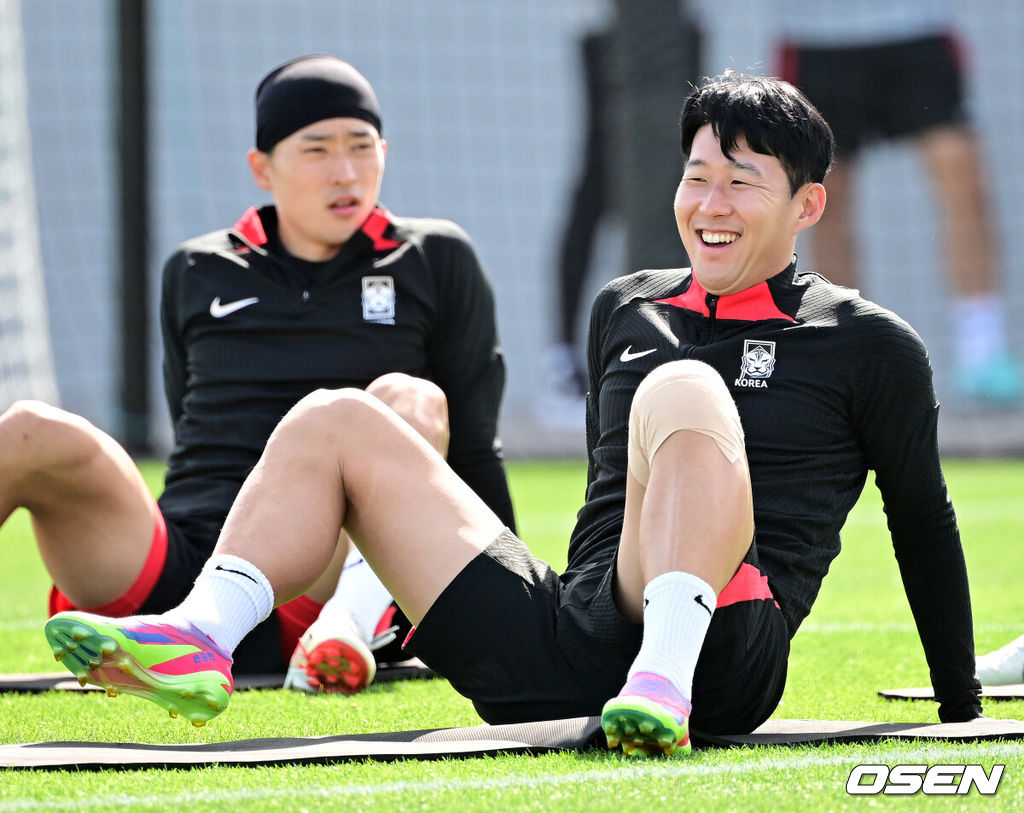 대한민국 축구대표팀이 17일(현지시간) 카타르 도하 알 에글라 트레이닝 센터에서 훈련을 가졌다.손흥민이 몸을 풀며 즐거워하고 있다. 2024.01.17 / jpnews.osen.co.kr