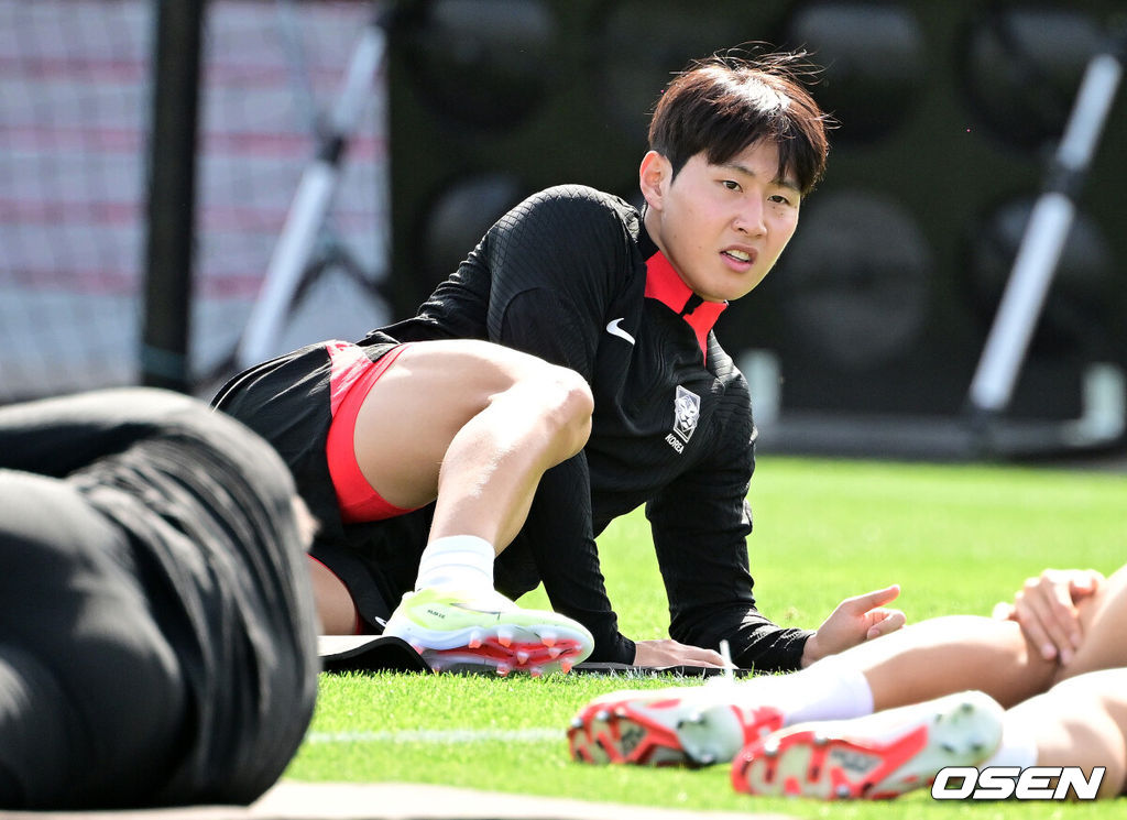 대한민국 축구대표팀이 17일(현지시간) 카타르 도하 알 에글라 트레이닝 센터에서 훈련을 가졌다.이강인이 스트레칭을 하고 있다. 2024.01.17 / jpnews.osen.co.kr