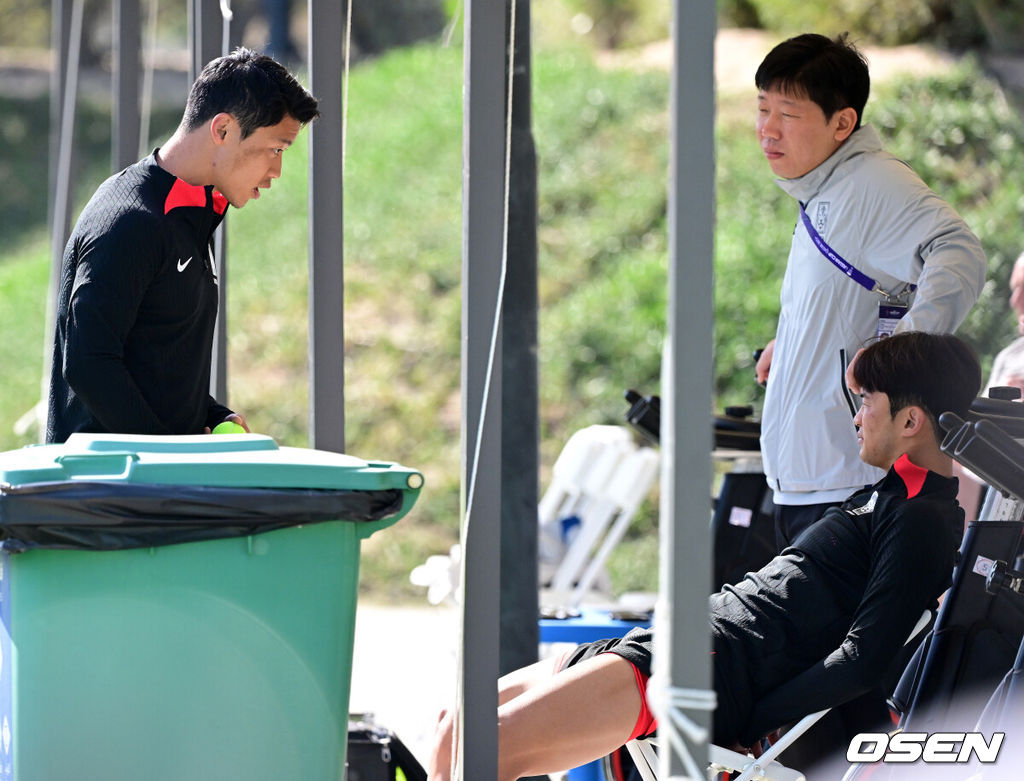 대한민국 축구대표팀이 19일(현지시간) 카타르 도하 알 에글라 트레이닝 센터에서 훈련을 가졌다.이날 대표팀은 김승규의 부상 소식을 알렸다. MRI 검사를 받은 결과 십자인대 파열이 확인됐고, 이번 대회에서 아웃되고 말았다. 조현우, 송범근으로 남은 대회를 치러야 한다.황희찬, 김진수가 훈련을 준비하고 있다. 2024.01.19 / jpnews.osen.co.kr