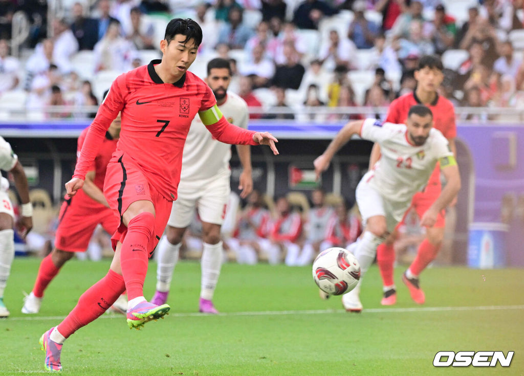 위르겐 클린스만 감독이 이끄는 대한민국 축구대표팀과 요르단의 2023 아시아축구연맹(AFC) 카타르 아시안컵 E조 2차전이 20일 오후(현지시간) 카타르 도하 알투마마 스타디움에서 열렸다.전반 대한민국 손흥민이 페널티킥으로 선제골을 넣고 있다. 2024.01.20 /jpnews@osen.co.kr