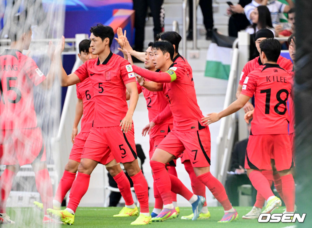 위르겐 클린스만 감독이 이끄는 대한민국 축구대표팀과 요르단의 2023 아시아축구연맹(AFC) 카타르 아시안컵 E조 2차전이 20일 오후(현지시간) 카타르 도하 알투마마 스타디움에서 열렸다.전반 대한민국 대표팀이 손흥민의 페널티킥 선제골에 함께 기뻐하고 있다. 2024.01.20 /jpnews@osen.co.kr