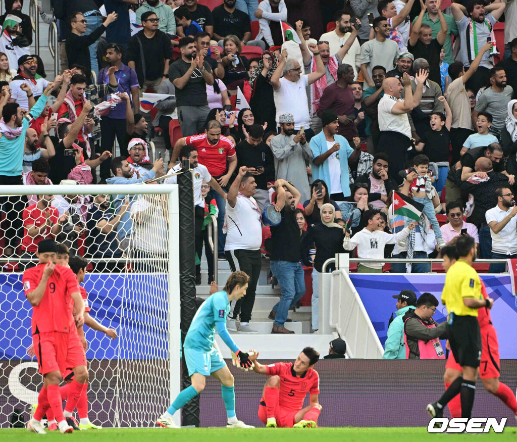 위르겐 클린스만 감독이 이끄는 대한민국 축구대표팀과 요르단의 2023 아시아축구연맹(AFC) 카타르 아시안컵 E조 2차전이 20일 오후(현지시간) 카타르 도하 알투마마 스타디움에서 열렸다.전반 요르단 관중들이 대한민국 박용우의 동점 자책골에 기뻐하고 있다. 2024.01.20 /jpnews@osen.co.kr