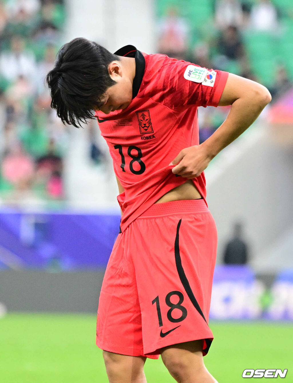 위르겐 클린스만 감독이 이끄는 대한민국 축구대표팀과 요르단의 2023 아시아축구연맹(AFC) 카타르 아시안컵 E조 2차전이 20일 오후(현지시간) 카타르 도하 알투마마 스타디움에서 열렸다.후반 대한민국 이강인이 허리를 살피고 있다. 2024.01.20 /jpnews@osen.co.kr