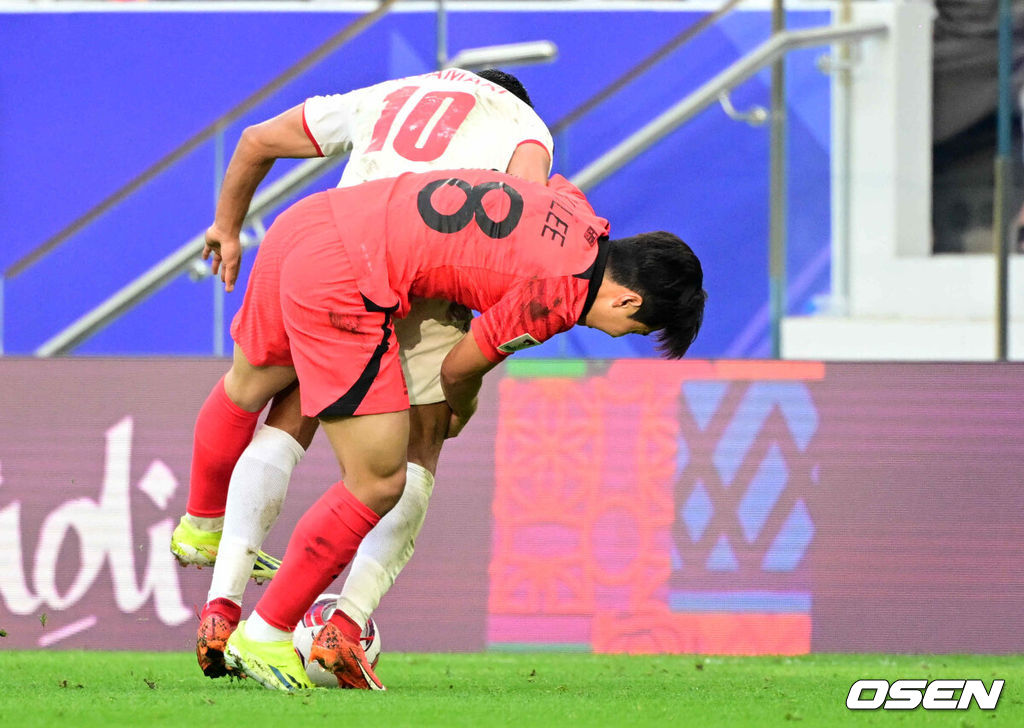 위르겐 클린스만 감독이 이끄는 대한민국 축구대표팀과 요르단의 2023 아시아축구연맹(AFC) 카타르 아시안컵 E조 2차전이 20일 오후(현지시간) 카타르 도하 알투마마 스타디움에서 열렸다.후반 대한민국 이강인이 요르단 수비에 고전하고 있다. 2024.01.20 /jpnews@osen.co.kr