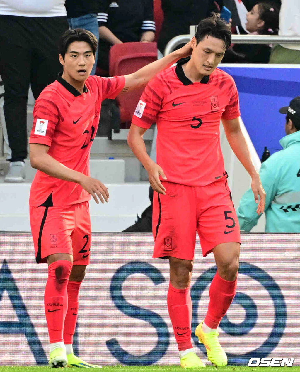 위르겐 클린스만 감독이 이끄는 대한민국 축구대표팀과 요르단의 2023 아시아축구연맹(AFC) 카타르 아시안컵 E조 2차전이 20일 오후(현지시간) 카타르 도하 알투마마 스타디움에서 열렸다.전반 대한민국 박용우(오른쪽)가 자책골로 동점을 내준 뒤 아쉬워하고 있다. 2024.01.20 /jpnews@osen.co.kr