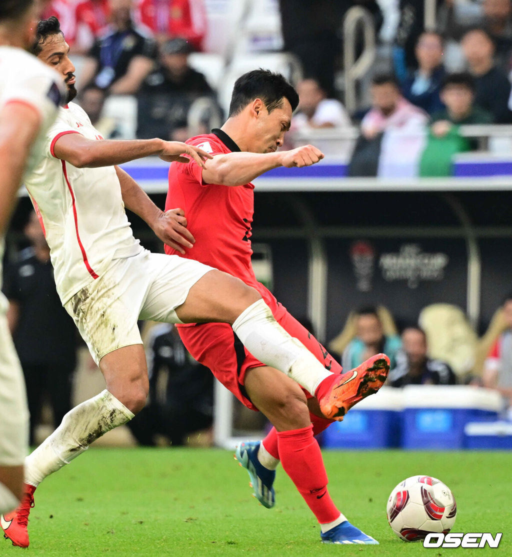 위르겐 클린스만 감독이 이끄는 대한민국 축구대표팀과 요르단의 2023 아시아축구연맹(AFC) 카타르 아시안컵 E조 2차전이 20일 오후(현지시간) 카타르 도하 알투마마 스타디움에서 열렸다.전반 대한민국 이기제기 슛을 시도하고 있다. 2024.01.20 /jpnews@osen.co.kr