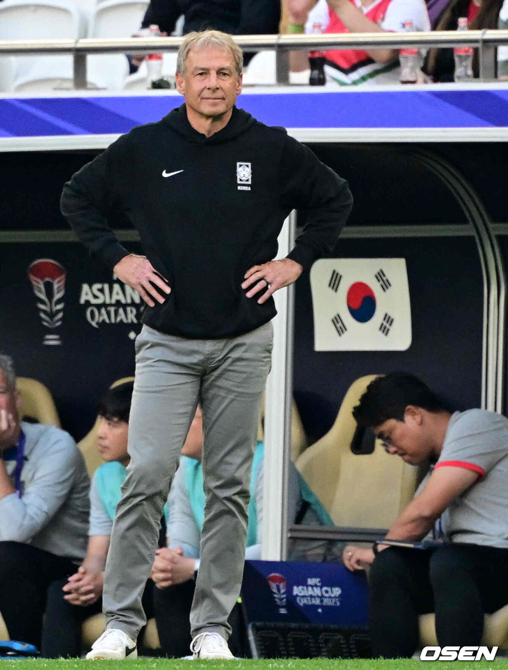 위르겐 클린스만 감독이 이끄는 대한민국 축구대표팀과 요르단의 2023 아시아축구연맹(AFC) 카타르 아시안컵 E조 2차전이 20일 오후(현지시간) 카타르 도하 알투마마 스타디움에서 열렸다.전반 대한민국 클린스만 감독이 경기를 지켜보고 있다. 2024.01.20 /jpnews@osen.co.kr