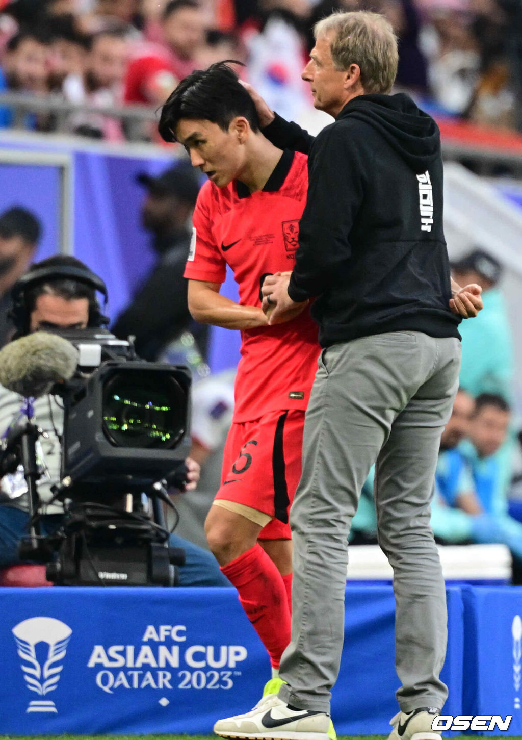 위르겐 클린스만 감독이 이끄는 대한민국 축구대표팀과 요르단의 2023 아시아축구연맹(AFC) 카타르 아시안컵 E조 2차전이 20일 오후(현지시간) 카타르 도하 알투마마 스타디움에서 열렸다.후반 대한민국 황인범이 교체되고 있다. 2024.01.20 /jpnews@osen.co.kr