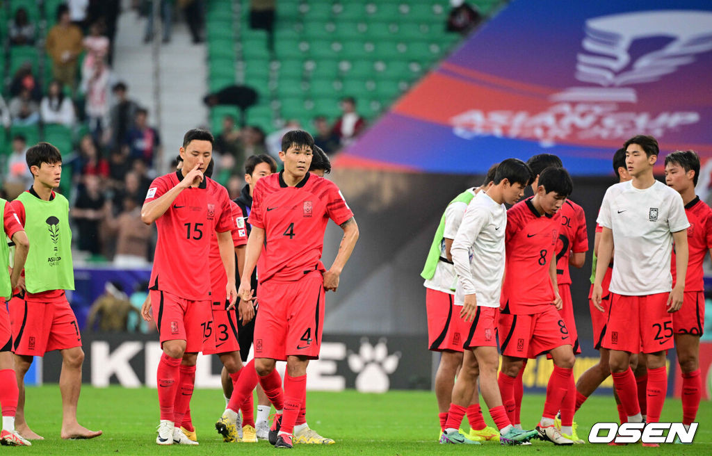 한국이 겨우 참사를 피했다. 종료 직전 나온 상대의 자책골에 힘입어 가까스로 무승부를 거뒀다.위르겐 클린스만 감독이 이끄는 대한민국 축구대표팀은 20일 오후 8시 30분(이하 한국시간) 카타르 도하 알투마마 스타디움에서 열린 요르단과 2023 아시아축구연맹(AFC) 카타르 아시안컵 조별리그 E조 2차전에서 2-2로 비겼다.경기 종료 후 대한민국 대표팀이 무승부에 아쉬워하고 있다. 2024.01.20 /jpnews@osen.co.kr