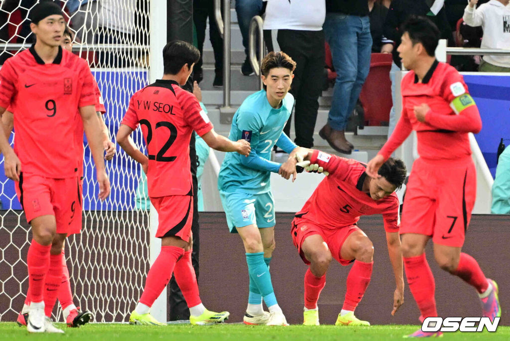 위르겐 클린스만 감독이 이끄는 대한민국 축구대표팀과 요르단의 2023 아시아축구연맹(AFC) 카타르 아시안컵 E조 2차전이 20일 오후(현지시간) 카타르 도하 알투마마 스타디움에서 열렸다.전반 대한민국 조현우가 자책골로 동점을 허용한 박용우를 일으켜세우고 있다.  2024.01.20 /jpnews@osen.co.kr