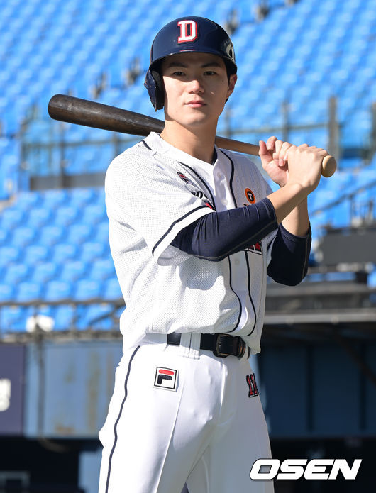 두산 베어스 시무식 겸 창단 기념일 행사가 15일 오전 서울 잠실야구장에서 열렸다.두산 전다민이 포즈를 취하고 있다. 2024.01.15/cej@osen.co.kr