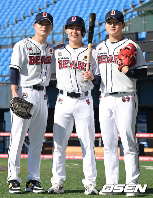 두산 베어스 시무식 겸 창단 기념일 행사가 15일 오전 서울 잠실야구장에서 열렸다.두산 전다민, 여동건, 김택연이 포즈를 취하고 있다. 2024.01.15/cej@osen.co.kr