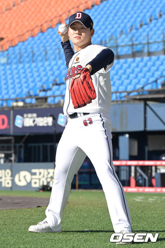 두산 베어스 시무식 겸 창단 기념일 행사가 15일 오전 서울 잠실야구장에서 열렸다.두산 김택연이 포즈를 취하고 있다. 2024.01.15/cej@osen.co.kr