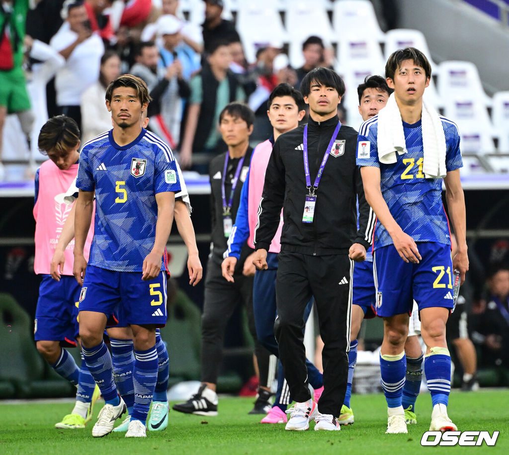 아시아 최강을 자부하던 일본이 제대로 쓰러졌다.국제축구연맹(FIFA) 랭킹 17위 일본 축구대표팀은 19일 오후 8시 30분(한국시간) 카타르 알라이얀 에듀케이션 시티 스타디움에서 열린 2023 아시아축구연맹(AFC) 아시안컵 D조 2차전에서 FIFA 랭킹 63위 이라크에 1-2로 패했다.이로써 일본은 1승 1패, 승점 3점으로 조 2위에 자리했다. 이라크가 2승, 승점 6점으로 1위를 차지했다. 일본은 마지막 3차전에서 신태용 감독이 이끄는 인도네시아를 반드시 꺾어야 하게 됐다.일본 선수들이 패배를 아쉬워하고 있다. 2024.01.19 / jpnews.osen.co.kr