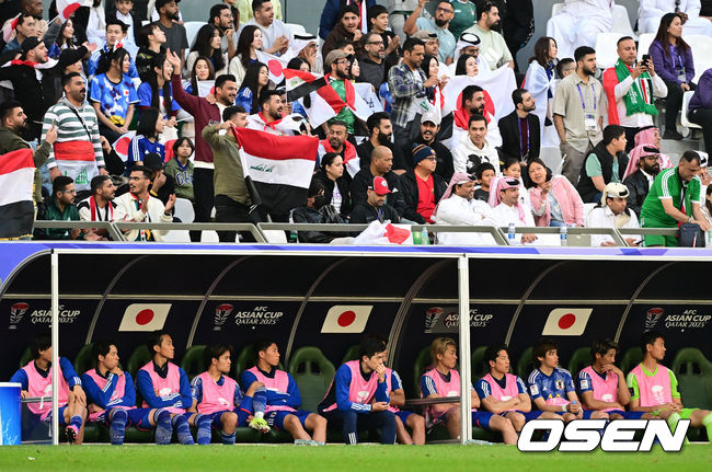 아시아 최강을 자부하던 일본이 제대로 쓰러졌다.국제축구연맹(FIFA) 랭킹 17위 일본 축구대표팀은 19일 오후 8시 30분(한국시간) 카타르 알라이얀 에듀케이션 시티 스타디움에서 열린 2023 아시아축구연맹(AFC) 아시안컵 D조 2차전에서 FIFA 랭킹 63위 이라크에 1-2로 패했다.이로써 일본은 1승 1패, 승점 3점으로 조 2위에 자리했다. 이라크가 2승, 승점 6점으로 1위를 차지했다. 일본은 마지막 3차전에서 신태용 감독이 이끄는 인도네시아를 반드시 꺾어야 하게 됐다.후반 일본 벤치의 선수들이 경기를 지켜보고 있다. 2024.01.19 / jpnews.osen.co.kr