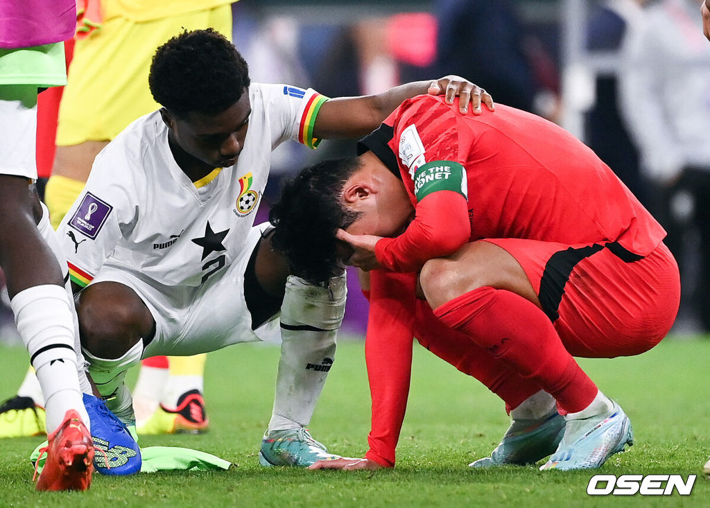    파울루 벤투 감독이 이끄는 축구대표팀은 28일(이하 한국시간) 카타르 알 라이얀의 에듀케이션 시티 스타디움에서 카타르 월드컵 H조 조별리그 2차전 가나와 맞대결을 펼쳐서 난타전 끝에 2-3으로 패했다.앞선 우루과이 상대로 0-0 무승부에 그친 한국은 잡아야 했던 가나 상대로 패배하면서 1무 1패로 조별리그 최하위로 떨어졌다. 한국은 3차전서 포르투갈과 맞붙는다.경기종료 후 손흥민이 아쉬워하괴 있다. 2022.11.28 /  soul1014@osen.co.kr