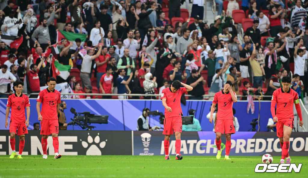 위르겐 클린스만 감독이 이끄는 대한민국 축구대표팀과 요르단의 2023 아시아축구연맹(AFC) 카타르 아시안컵 E조 2차전이 20일 오후(현지시간) 카타르 도하 알투마마 스타디움에서 열렸다.전반 대한민국이 요르단 역전골에 아쉬워하고 있다. 2024.01.20 /jpnews@osen.co.kr