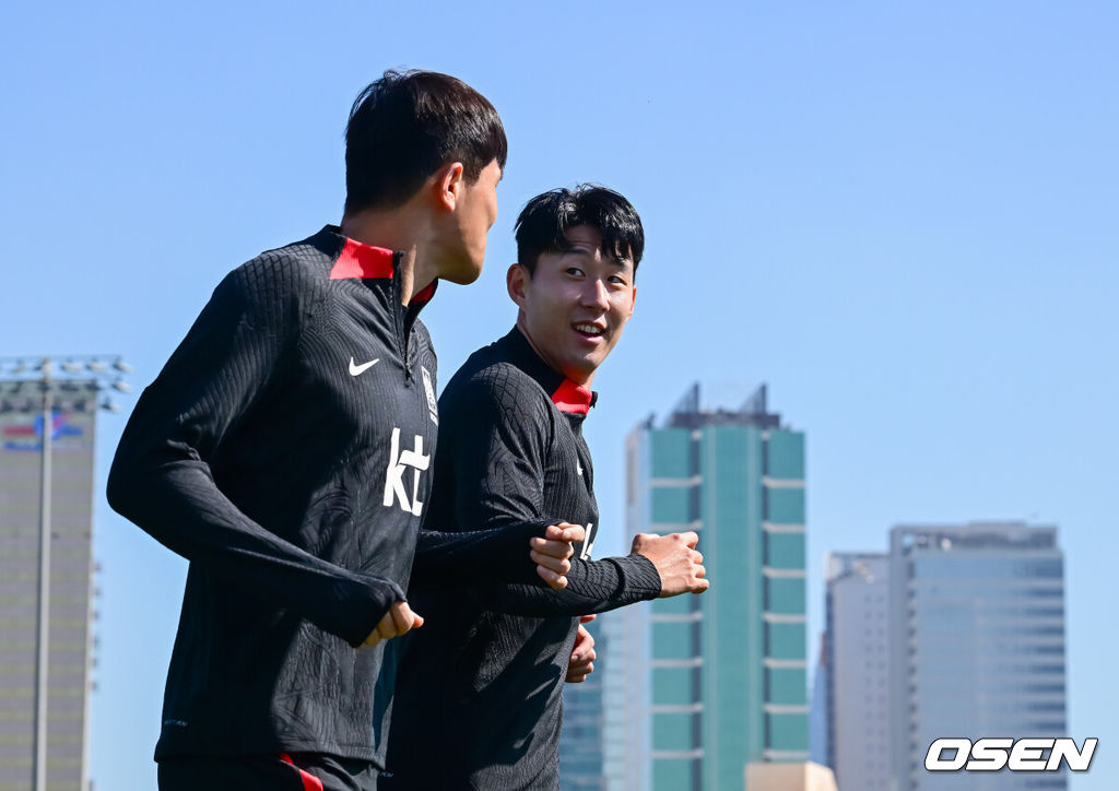 대한민국 축구대표팀이 21일(현지시간) 카타르 도하 알 에글라 트레이닝 센터에서 훈련을 가졌다.김민재, 손흥민이 조깅으로 회복 훈련을 하고 있다. 2024.01.21 / jpnews.osen.co.kr