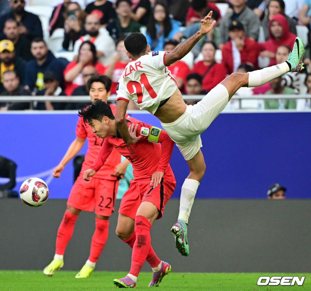 위르겐 클린스만 감독이 이끄는 대한민국 축구대표팀과 요르단의 2023 아시아축구연맹(AFC) 카타르 아시안컵 E조 2차전이 20일 오후(현지시간) 카타르 도하 알투마마 스타디움에서 열렸다.후반 대한민국 손흥민과 요르단이 충돌하고 있다. 2024.01.20 /jpnews@osen.co.kr