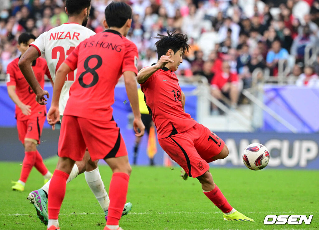 위르겐 클린스만 감독이 이끄는 대한민국 축구대표팀과 요르단의 2023 아시아축구연맹(AFC) 카타르 아시안컵 E조 2차전이 20일 오후(현지시간) 카타르 도하 알투마마 스타디움에서 열렸다.후반 대한민국 이강인이 슛을 시도하고 있다. 2024.01.20 /jpnews@osen.co.kr