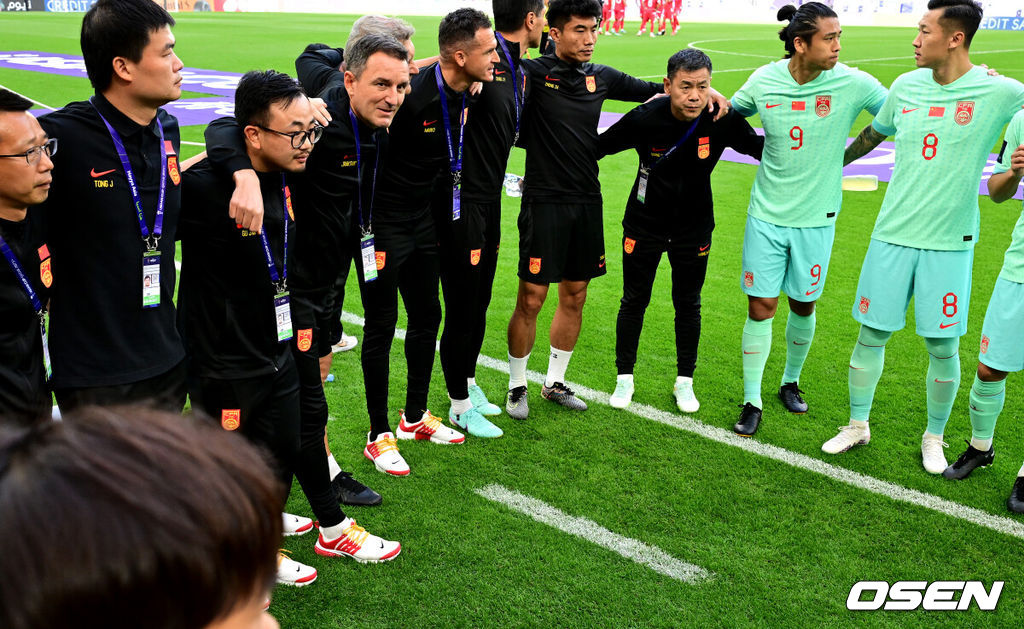 17일(현지시간) 카타르 도하 알투마마 스타디움에서 2023 아시아축구연맹(AFC) 아시안컵 A조 조별리그 2차전 레바논과 중국의 경기가 열렸다.경기에 앞서 중국 알렉산다르 얀코비치 감독이 선수들과 승리를 다짐하고 있다. 2024.01.17 / jpnews.osen.co.kr