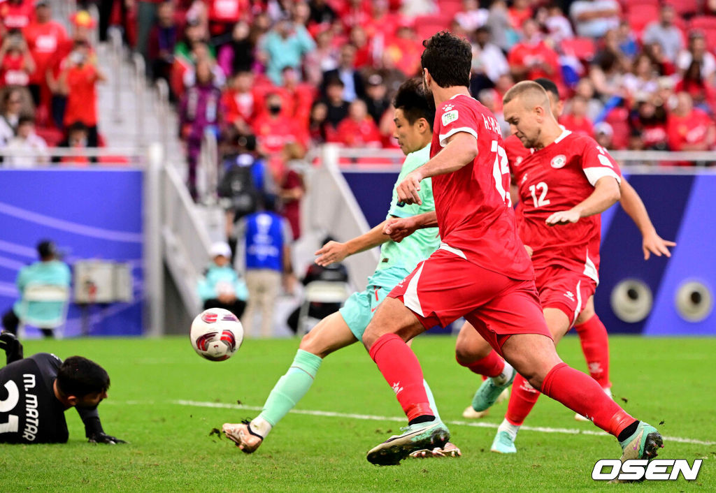 17일(현지시간) 카타르 도하 알투마마 스타디움에서 2023 아시아축구연맹(AFC) 아시안컵 A조 조별리그 2차전 레바논과 중국의 경기가 열렸다.후반 중국 우레이가 슛을 시도하고 있다. 2024.01.17 / jpnews.osen.co.kr