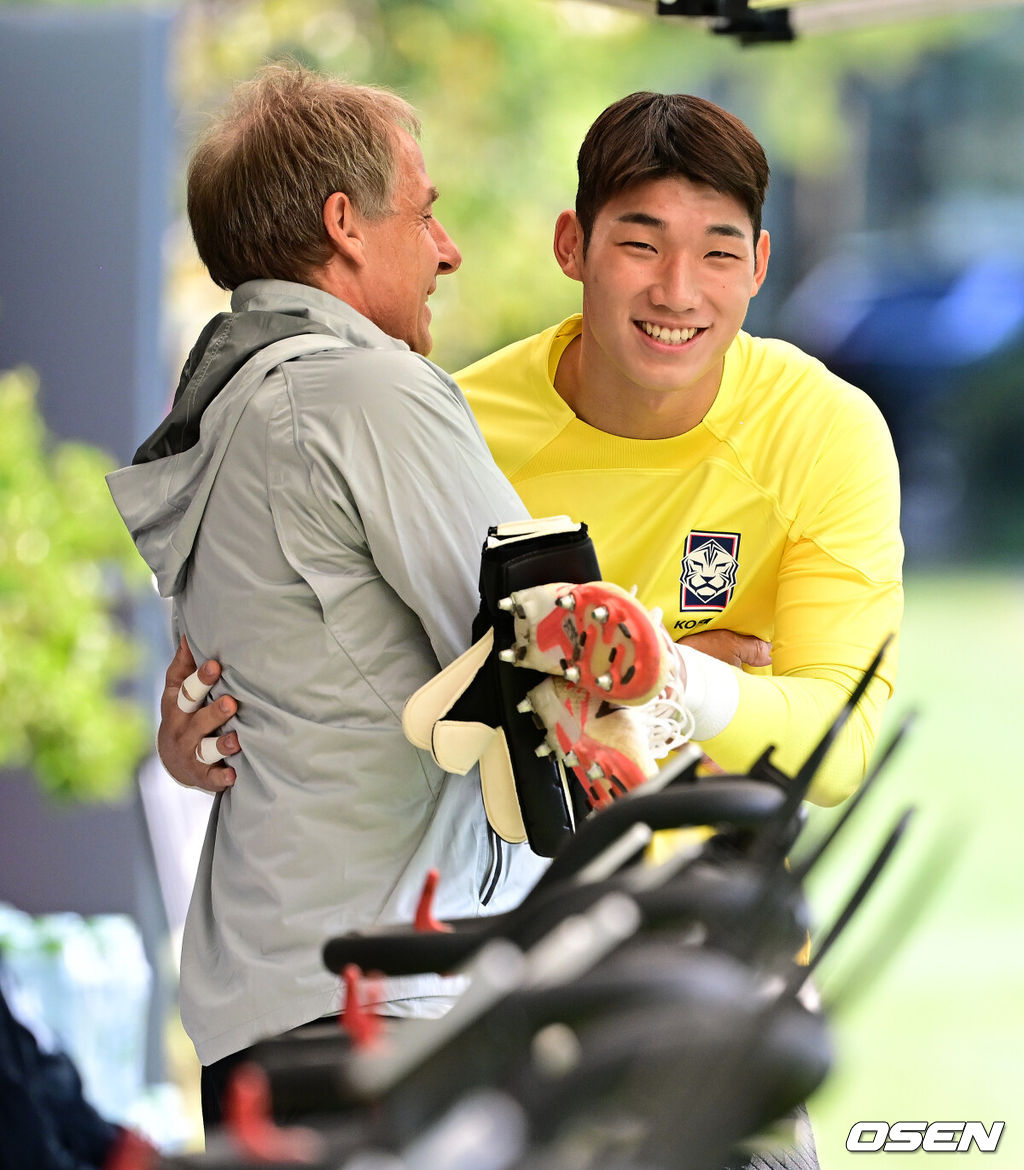 대한민국 축구 국가대표팀이 9일 오후 튀니지, 베트남과의 A매치를 앞두고 경기도 파주 축구국가대표트레이닝센터(NFC)에 소집됐다.대표팀 클린스만 감독이 김준홍과 반갑게 인사를 나누고 있다. 2023.10.09 /jpnews@osen.co.kr