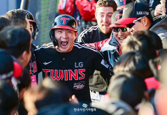 <이달의보도사진상 - 최우수상> 11일 수원 KT위즈파크에서 열린 ‘2023 신한은행 SOL KBO 포스트시즌 한국시리즈’ 4차전 KT 위즈와 LG 트윈스의 경기에서 LG 오지환이 7회초 1사 1,3루에서 스리런포를 날리고 염경엽 감독을 비롯한 동료선수들과 기뻐하고 있다. <지형준기자/ 오센/ 한국사진기자협회 - 무단전재 재배포금지>