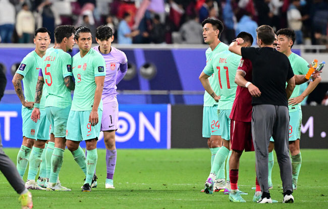 대굴욕이다. 중국 축구가 사상 최초로 조별리그 3경기에서 한 골도 넣지 못했다.중국은 23일 0시(이하 한국 시간) 카타르 알라이얀 칼리파 인터내셔널 스타디움에서 열린 2023 아시아축구연맹(AFC) 카타르 아시안컵 A조 3차전에서 카타르에 0-1로 패했다.결국 중국은 3경기 2무 1패, 0득점 1실점이라는 굴욕적인 성적표로 조별리그를 마감했다. 중국이 조별리그 3경기에서 단 1승도 거두지 못한 것, 그리고 한 골도 넣지 못한 것 모두 역사상 처음 있는 일이다.경기를 마치고 중국 선수들이 아쉬워하고 있다. 2024.01.22 / jpnews.osen.co.kr