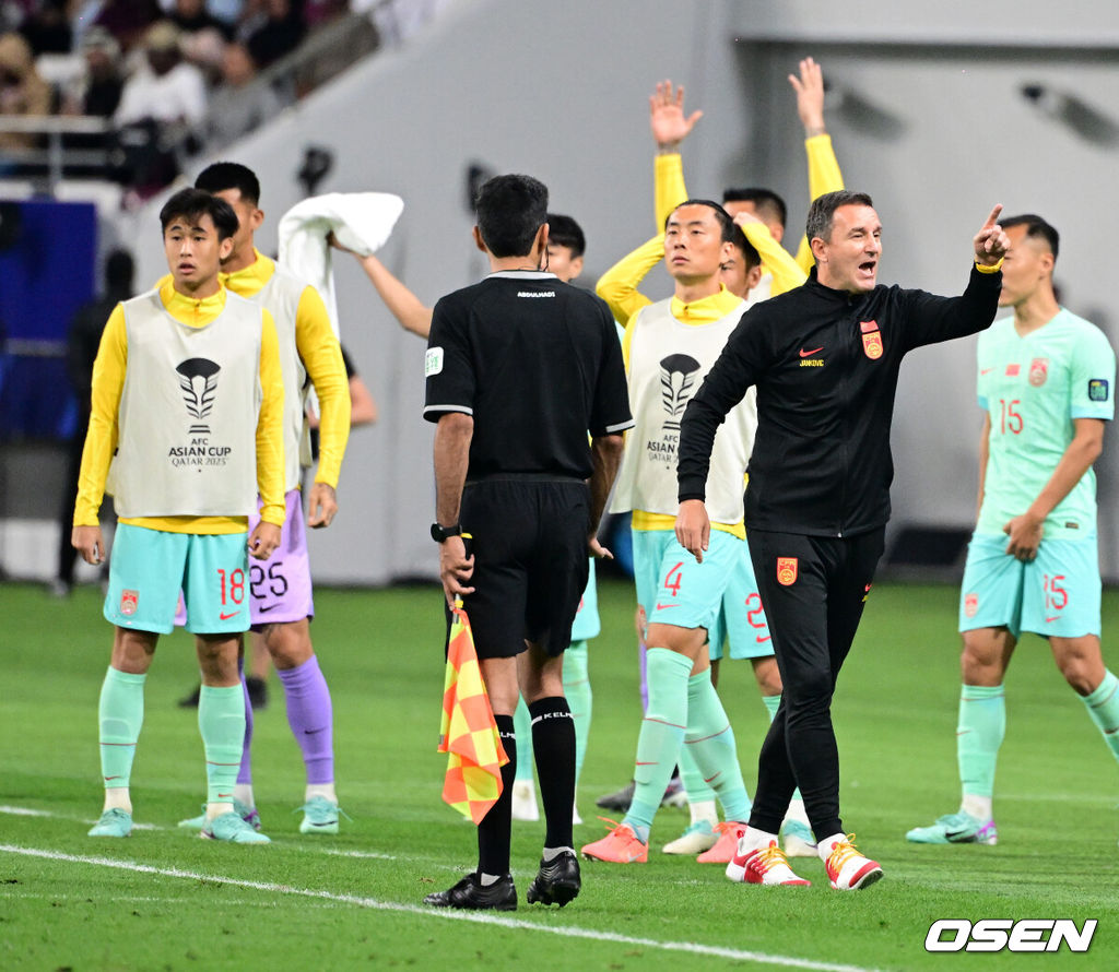 22일(현지시간) 카타르 알 라이얀 칼리파 인터내셔널 스타디움에서 2023 아시아축구연맹(AFC) 카타르 아시안컵 A조 최종전 카타르와 중국의 경기가 열렸다. 후반 중국 알렉산다르 얀코비치 감독이 장 셩룽의 골이 취소되자 비디오 판독을 요청하고 있다. 2024.01.22 / jpnews.osen.co.kr