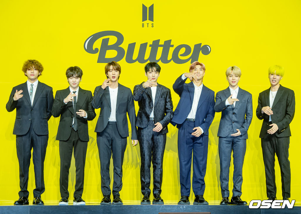 21일 오후 서울 송파구 올림픽공원 올림픽홀에서 방탄소년단(BTS)의 새 디지털 싱글 'Butter' 발매 기념 글로벌 기자간담회 포토타임이 진행됐다.그룹 방탄소년단(RM, 진, 슈가, 제이홉, 지민, 뷔, 정국)의 새 싱글 'Butter'는 오늘(21일) 오후 1시(한국시각)에 전 세계 동시에 발매된다. 방탄소년단의 새 디지털 싱글 'Butter'는 마음을 흔드는 방탄소년단의 귀여운 고백을 담은 청량하고 중독성 강한 댄스 팝 장르의 서머송이다. 버터처럼 부드럽게 스며드는 방탄소년단의 독보적인 매력을 느낄 수 있는 곡으로 방탄소년단만의 음악적 스타일을 더한 것으로 알려져 기대를 모으고 있다.방탄소년단(BTS) 멤버들이 무대 위에서 포토타임을 갖고 있다./ rumi@osen.co.kr