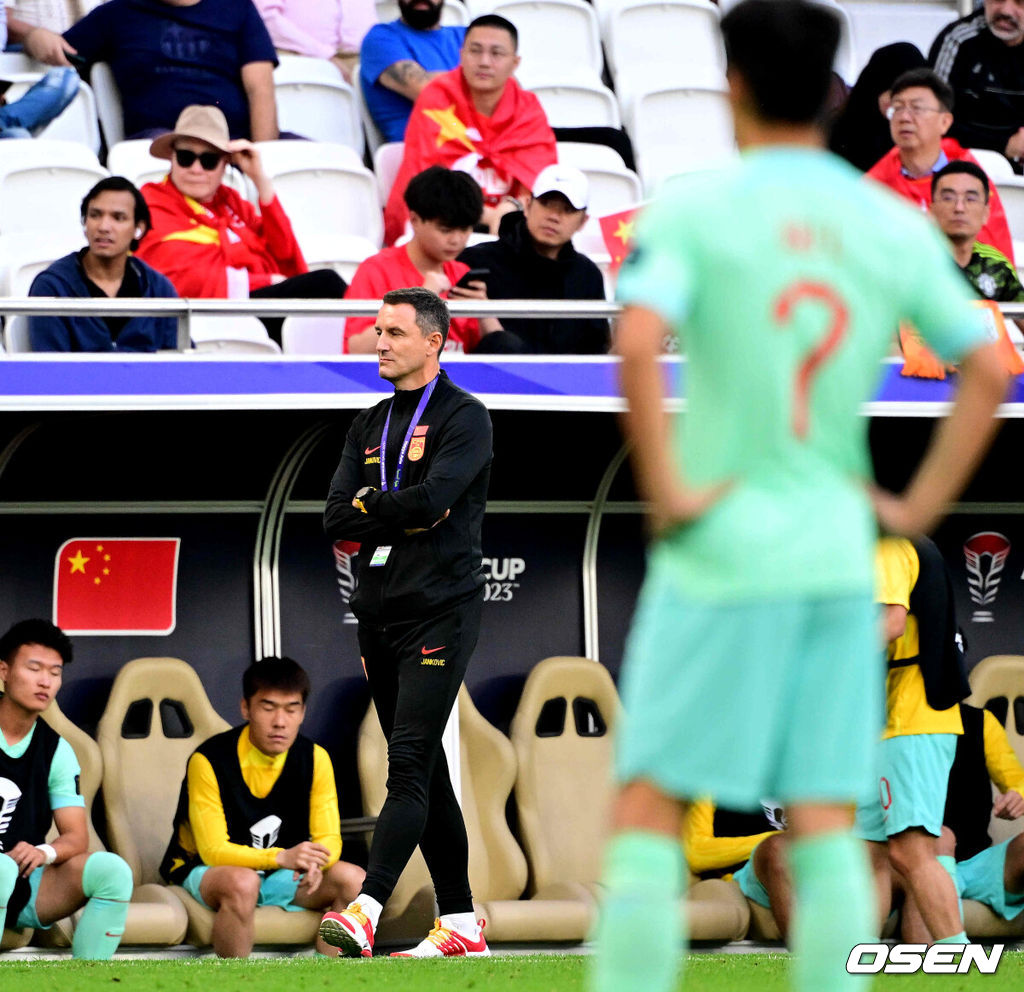 17일(현지시간) 카타르 도하 알투마마 스타디움에서 2023 아시아축구연맹(AFC) 아시안컵 A조 조별리그 2차전 레바논과 중국의 경기가 열렸다.후반 중국 알렉산다르 얀코비치 감독이 경기를 바라보고 있다. 2024.01.17 / jpnews.osen.co.kr