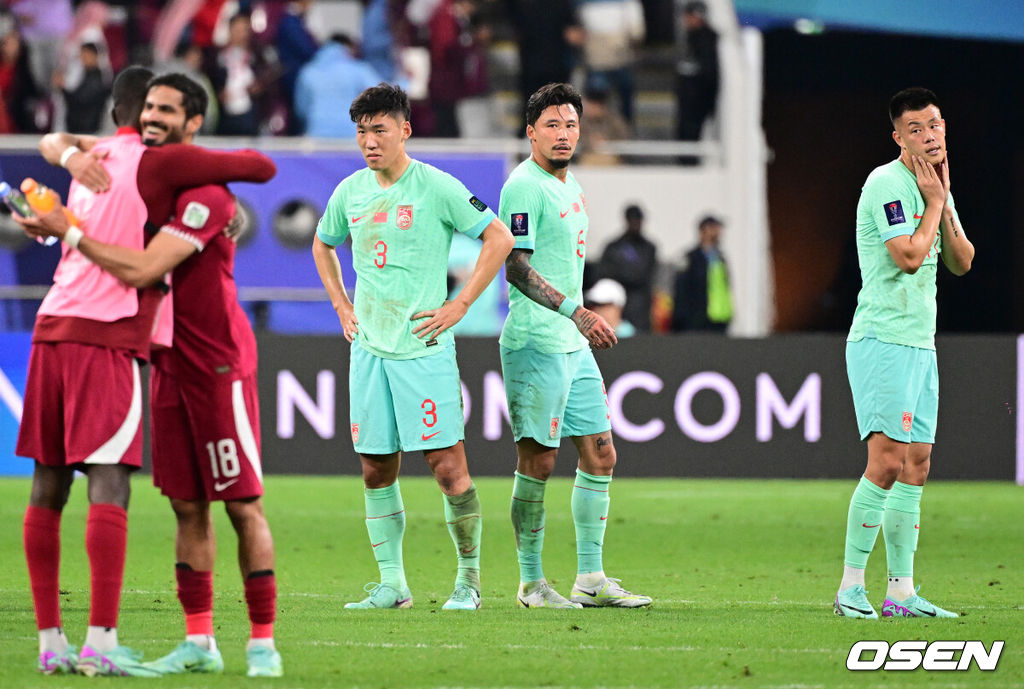 대굴욕이다. 중국 축구가 사상 최초로 조별리그 3경기에서 한 골도 넣지 못했다.중국은 23일 0시(이하 한국 시간) 카타르 알라이얀 칼리파 인터내셔널 스타디움에서 열린 2023 아시아축구연맹(AFC) 카타르 아시안컵 A조 3차전에서 카타르에 0-1로 패했다.결국 중국은 3경기 2무 1패, 0득점 1실점이라는 굴욕적인 성적표로 조별리그를 마감했다. 중국이 조별리그 3경기에서 단 1승도 거두지 못한 것, 그리고 한 골도 넣지 못한 것 모두 역사상 처음 있는 일이다.중국 선수들이 패배를 아쉬워하고 있다. 2024.01.22 / jpnews.osen.co.kr