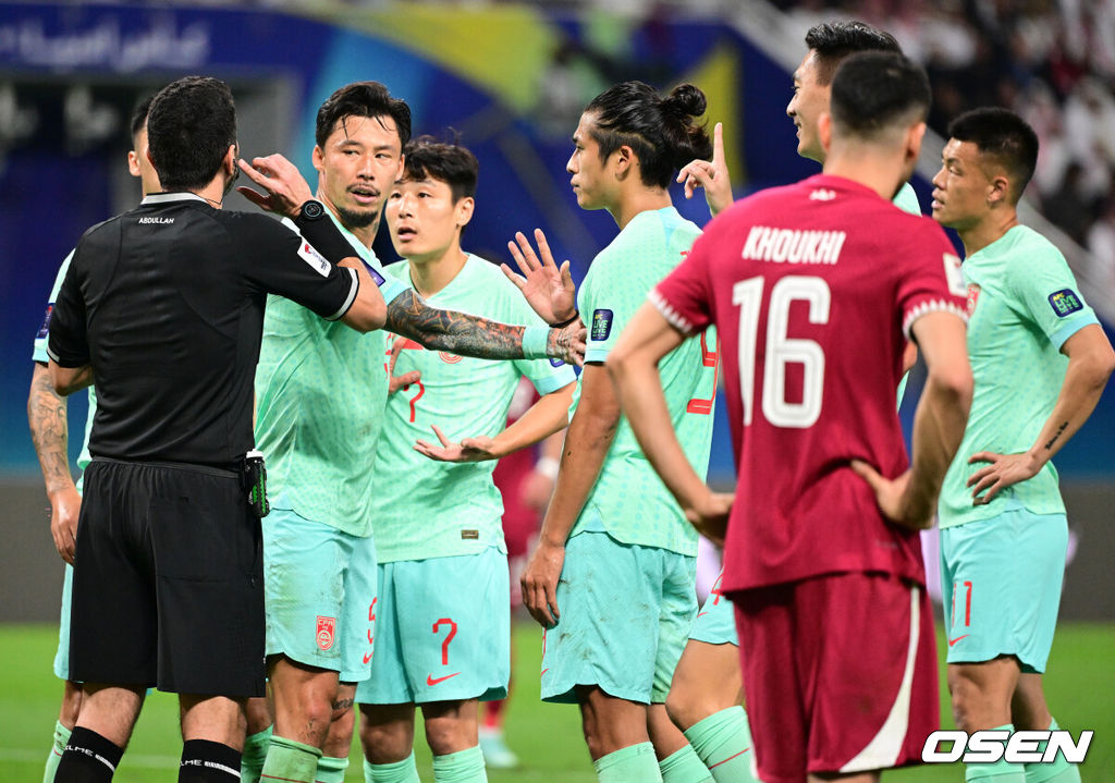 대굴욕이다. 중국 축구가 사상 최초로 조별리그 3경기에서 한 골도 넣지 못했다.중국은 23일 0시(이하 한국 시간) 카타르 알라이얀 칼리파 인터내셔널 스타디움에서 열린 2023 아시아축구연맹(AFC) 카타르 아시안컵 A조 3차전에서 카타르에 0-1로 패했다.결국 중국은 3경기 2무 1패, 0득점 1실점이라는 굴욕적인 성적표로 조별리그를 마감했다. 중국이 조별리그 3경기에서 단 1승도 거두지 못한 것, 그리고 한 골도 넣지 못한 것 모두 역사상 처음 있는 일이다.후반 주심이 중국 장 셩룽의 골을 확인하고 있다. 2024.01.22 / jpnews.osen.co.kr