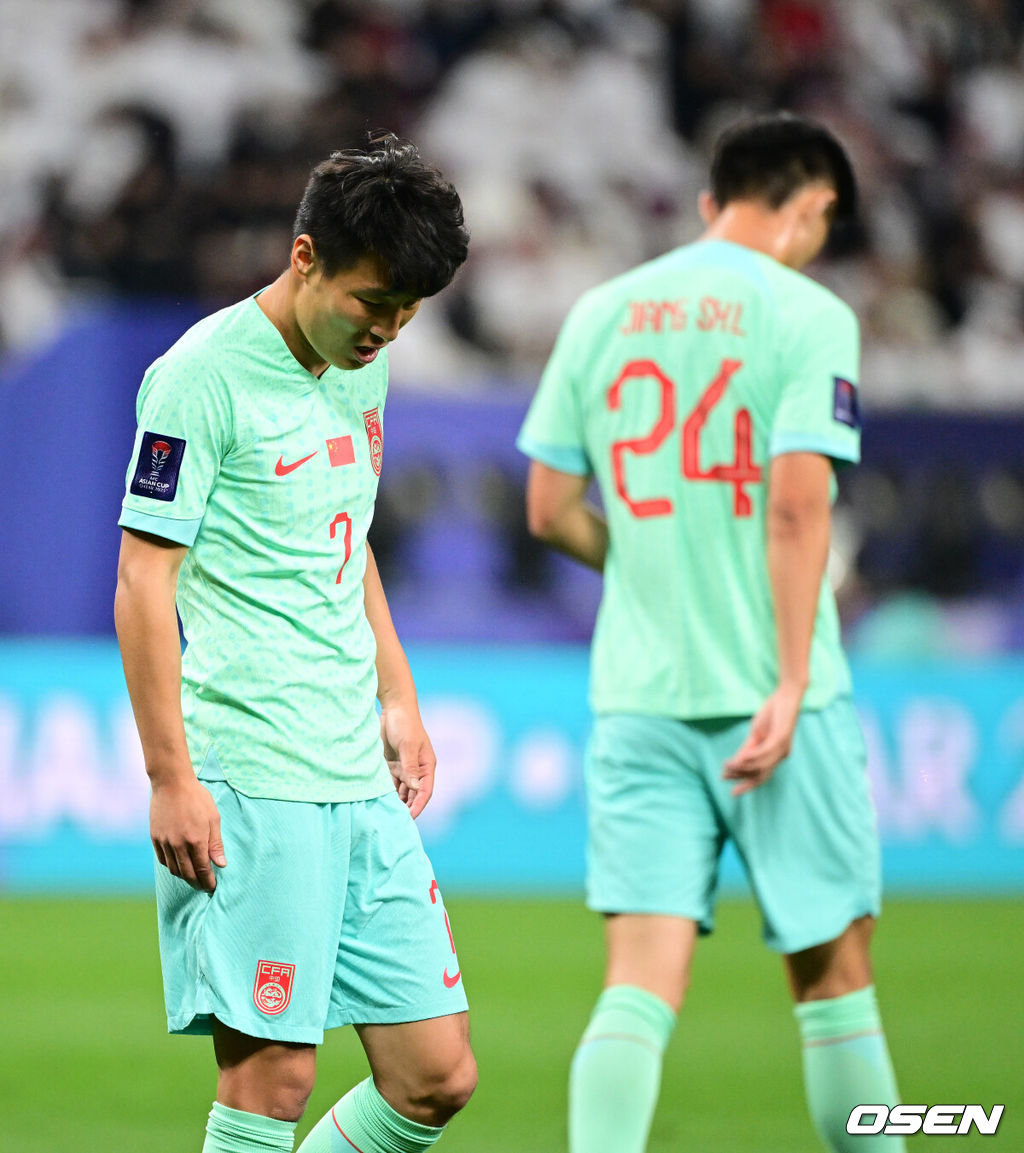 대굴욕이다. 중국 축구가 사상 최초로 조별리그 3경기에서 한 골도 넣지 못했다.중국은 23일 0시(이하 한국 시간) 카타르 알라이얀 칼리파 인터내셔널 스타디움에서 열린 2023 아시아축구연맹(AFC) 카타르 아시안컵 A조 3차전에서 카타르에 0-1로 패했다.결국 중국은 3경기 2무 1패, 0득점 1실점이라는 굴욕적인 성적표로 조별리그를 마감했다. 중국이 조별리그 3경기에서 단 1승도 거두지 못한 것, 그리고 한 골도 넣지 못한 것 모두 역사상 처음 있는 일이다.후반 중국 우레이가 패색이 짙어지자 아쉬워하고 있다. 2024.01.22 / jpnews.osen.co.kr