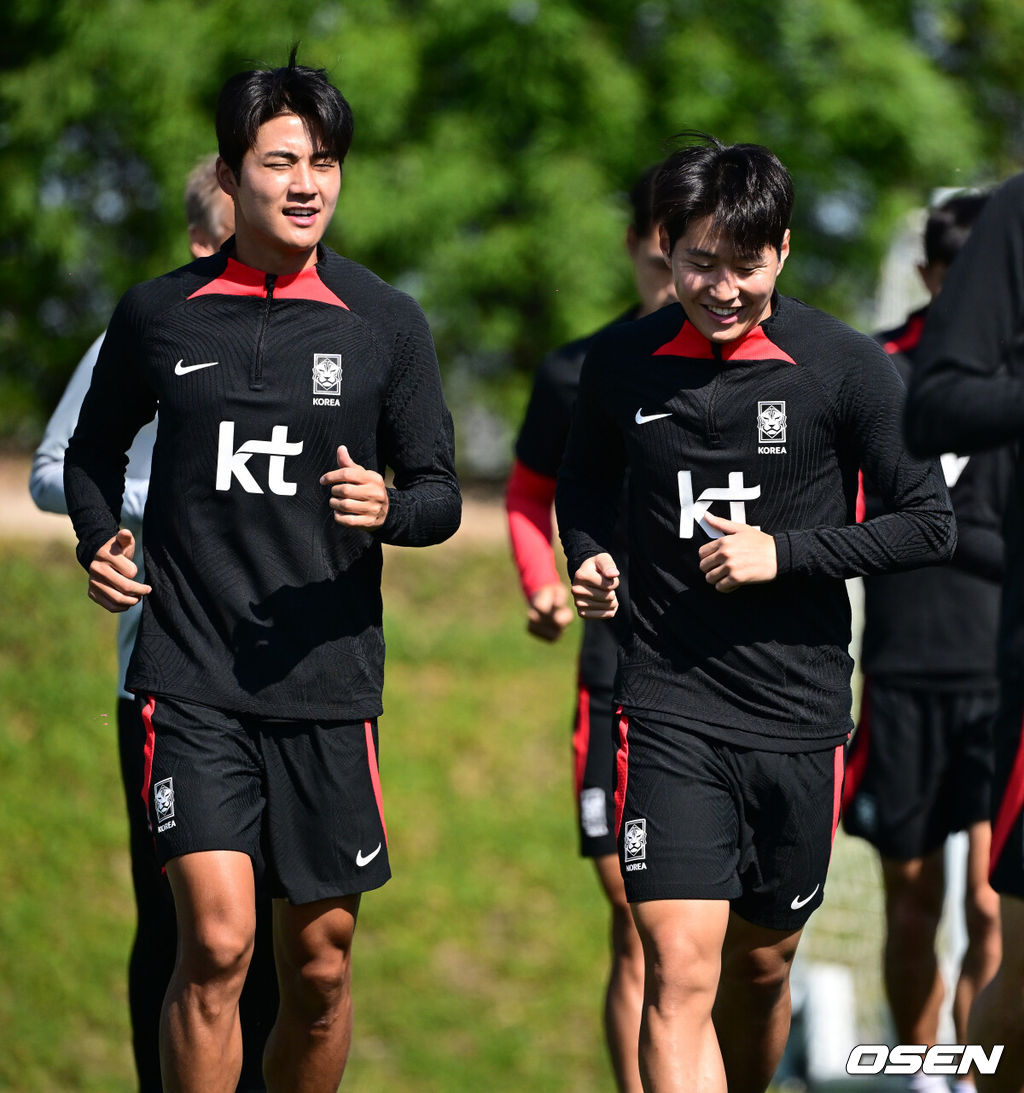 대한민국 축구대표팀이 21일(현지시간) 카타르 도하 알 에글라 트레이닝 센터에서 훈련을 가졌다.설영우, 이강인이 조깅을 하고 있다. 2024.01.21 / jpnews.osen.co.kr