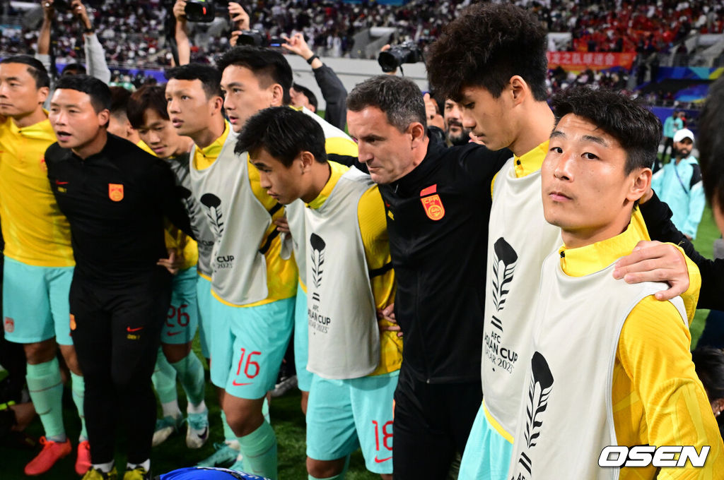 22일(현지시간) 카타르 알 라이얀 칼리파 인터내셔널 스타디움에서 2023 아시아축구연맹(AFC) 카타르 아시안컵 A조 최종전 카타르와 중국의 경기가 열렸다. 중국 알렉산다르 얀코비치 감독과 우레이를 비롯한 선수단이 한데 모여 파이팅을 하고 있다. 2024.01.22 / jpnews.osen.co.kr