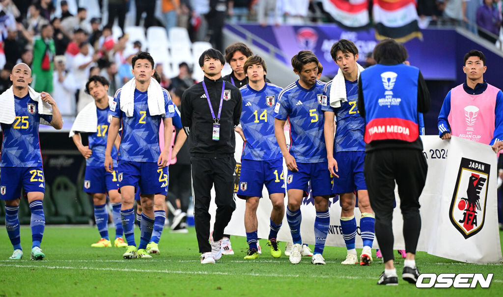 아시아 최강을 자부하던 일본이 제대로 쓰러졌다.국제축구연맹(FIFA) 랭킹 17위 일본 축구대표팀은 19일 오후 8시 30분(한국시간) 카타르 알라이얀 에듀케이션 시티 스타디움에서 열린 2023 아시아축구연맹(AFC) 아시안컵 D조 2차전에서 FIFA 랭킹 63위 이라크에 1-2로 패했다.이로써 일본은 1승 1패, 승점 3점으로 조 2위에 자리했다. 이라크가 2승, 승점 6점으로 1위를 차지했다. 일본은 마지막 3차전에서 신태용 감독이 이끄는 인도네시아를 반드시 꺾어야 하게 됐다.일본 선수들이 패배를 아쉬워하고 있다. 2024.01.19 / jpnews.osen.co.kr