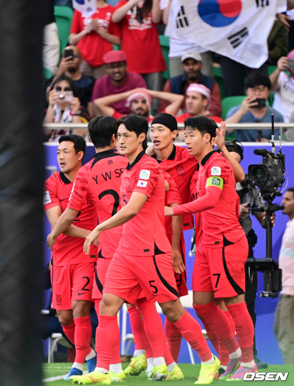 위르겐 클린스만 감독이 이끄는 대한민국 축구대표팀과 요르단의 2023 아시아축구연맹(AFC) 카타르 아시안컵 E조 2차전이 20일 오후(현지시간) 카타르 도하 알투마마 스타디움에서 열렸다.전반 대한민국 대표팀이 손흥민의 페널티킥 선제골에 함께 기뻐하고 있다. 2024.01.20 /jpnews@osen.co.kr